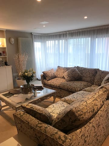 Luxury Harbour Side Apartment gallery image 2