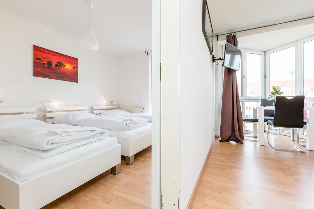 Schlafzimmer und Wohnzimmer/ Bedroom and Livingroom