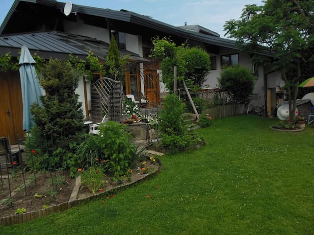 Apartment with idyllic use of garden