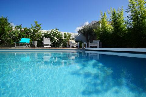 Large 5 * charming house with heated pool
