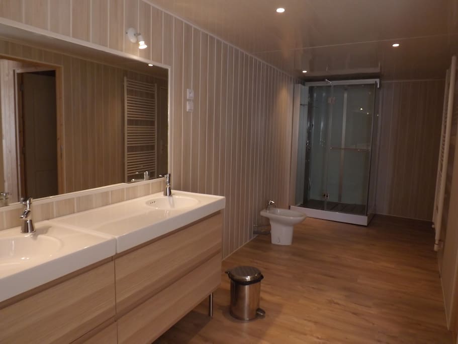 Grande salle de bain privée