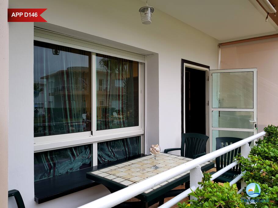 Balcon de l'entrée principale avec table pour vos repas