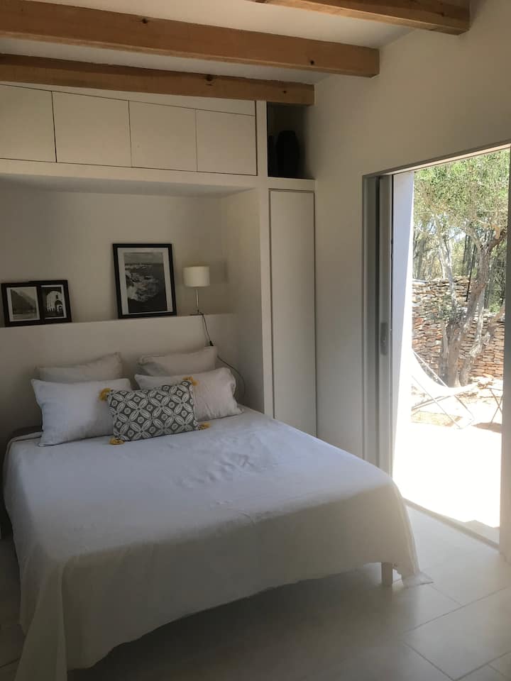 ห้องพักปรับอากาศดีมากมองเห็นลานส่วนตัวขนาดเล็ก