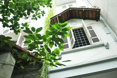 HOUSE OF AN ARCHITECT (BLUE R. IN CENTER)