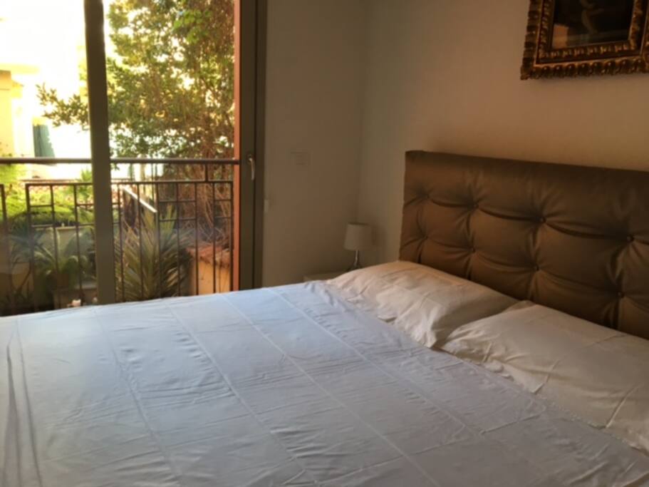 Camera da letto al piano superiore con vista sulla terrazza