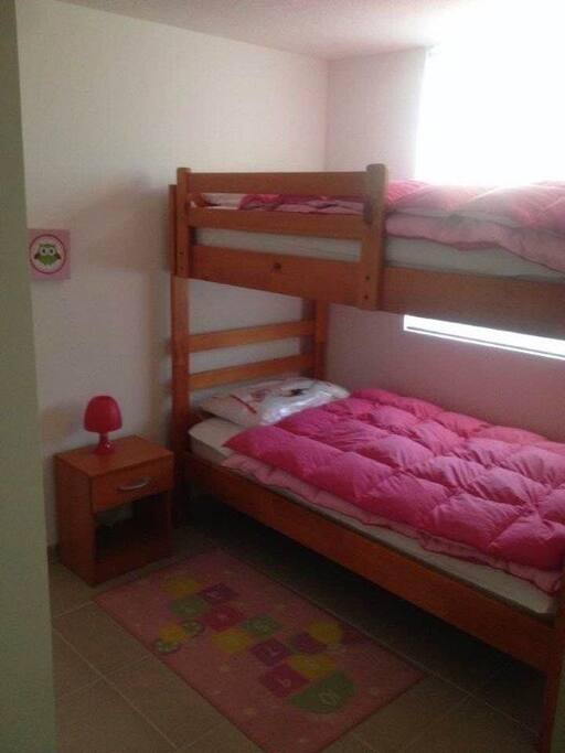 Dormitorio 2, dos camas (camarote) protecciones malla en las ventanas