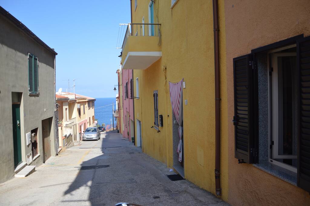 Via per parcheggio privato retro condominio in Via Carlo Alberto