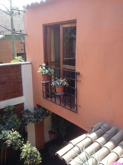 BALCON CON VISTA A CALLE
