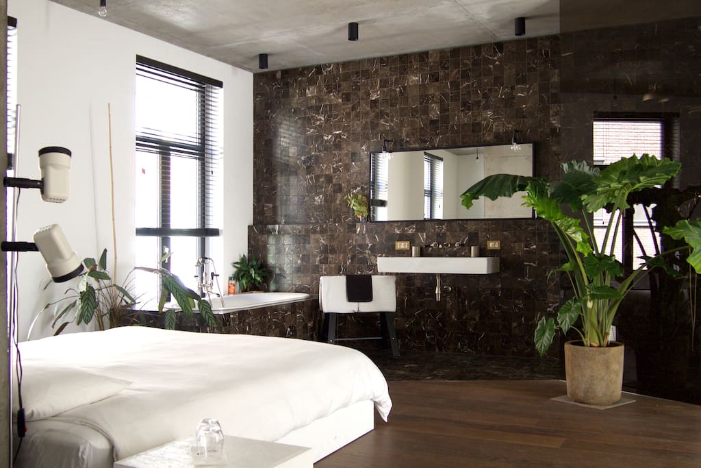 R1 / big private shower / bathroom / toilet