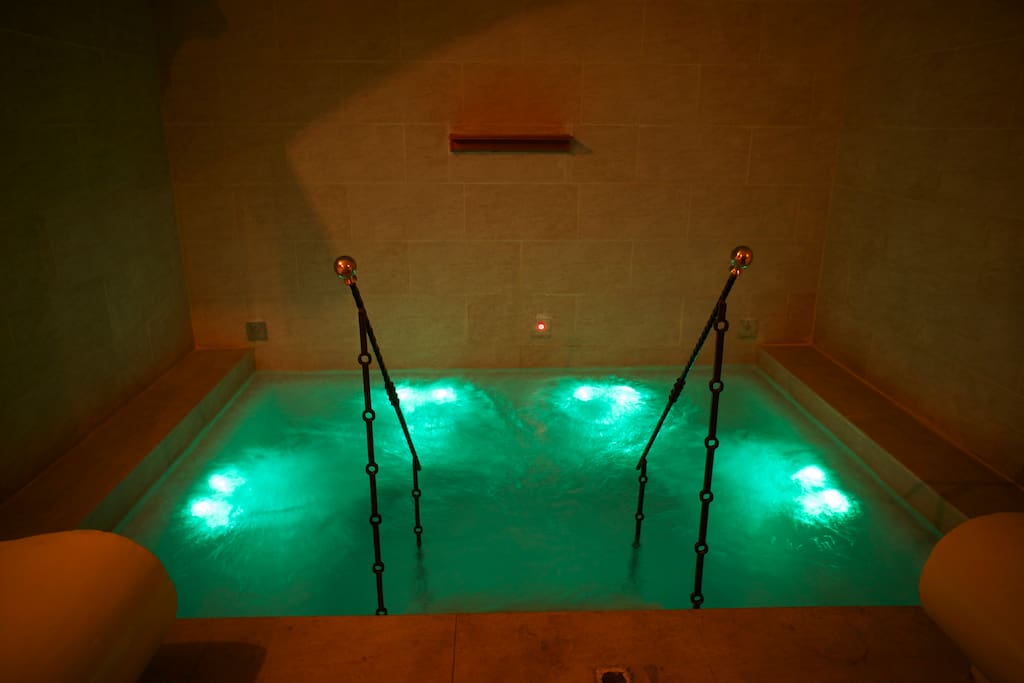 Vasca di acqua calda nell'area hammam (a disposizione degli ospiti) / Hot water pool in hammam area (at guests disposal)