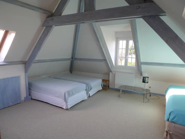 חדר בקומה המשולשת. לא סופקו מצעים. 