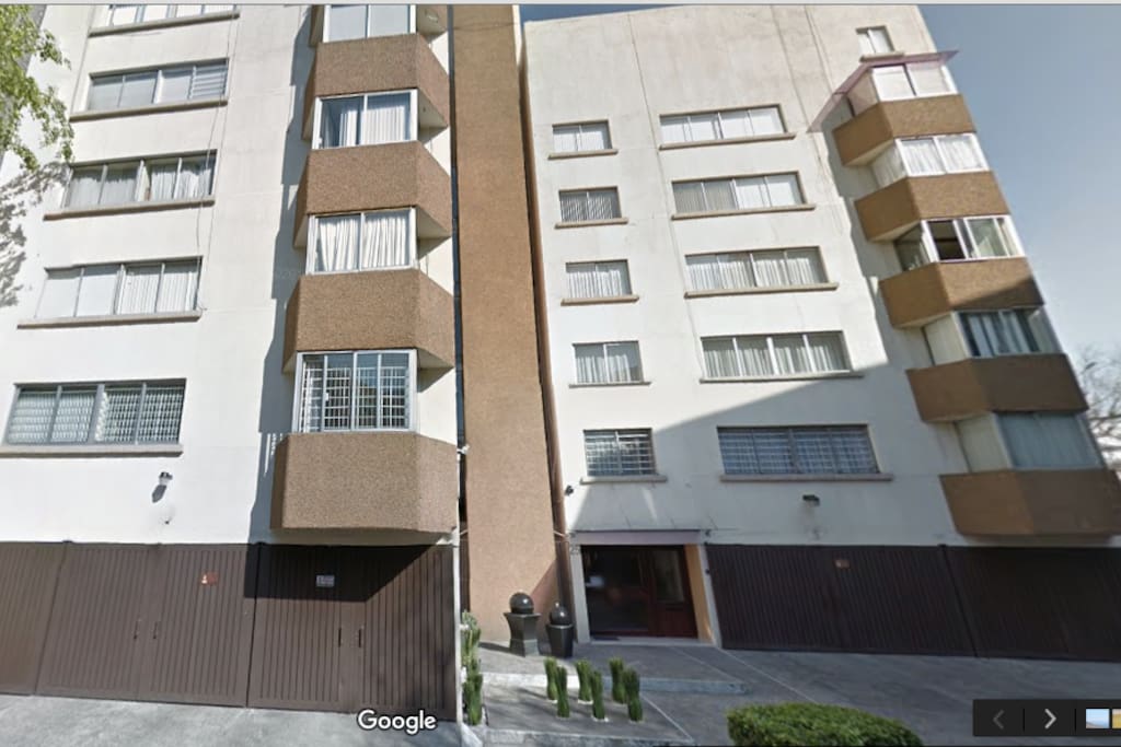 Edificio cuidado y muy seguro.