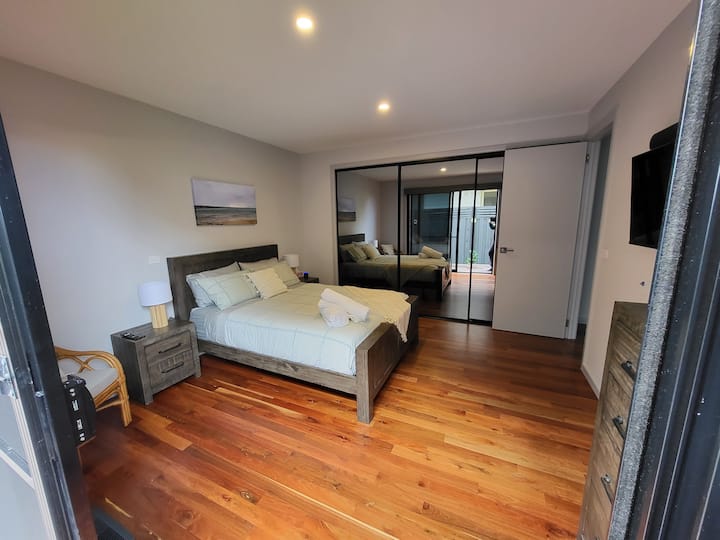 El dormitorio 2 de la planta baja tiene cama tamaño queen, BIR, TV inteligente en línea y terraza privada.