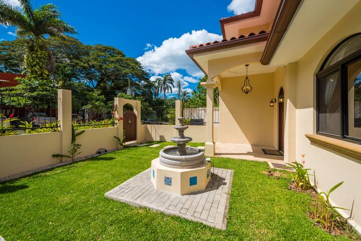 4 bedroom home, 3 minute walk to the beach.