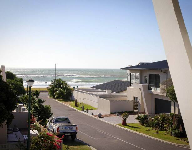 4-bed Beach House Sea Views, 50m Walk to the Beach gallery image 2