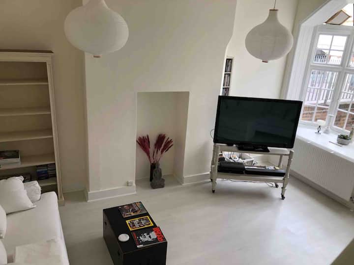 Chic And Spacious Townhouse In Prime Location - ロイヤルタンブリッジウェルズ