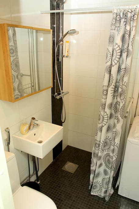 Asuntoon kuuluu pyykinpesukone. Washing machine is included in this apartment.