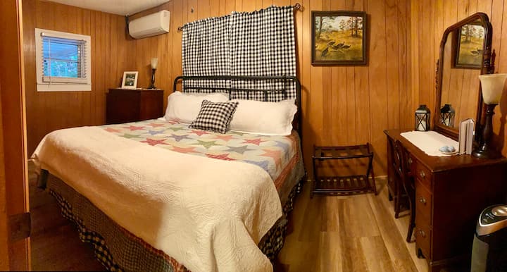 Ušuškajte se s prilagođenim postavkama na vlastitom mini split grijanju i zraku u ovoj velikoj spavaćoj sobi i plahtama od organskog pamuka. 