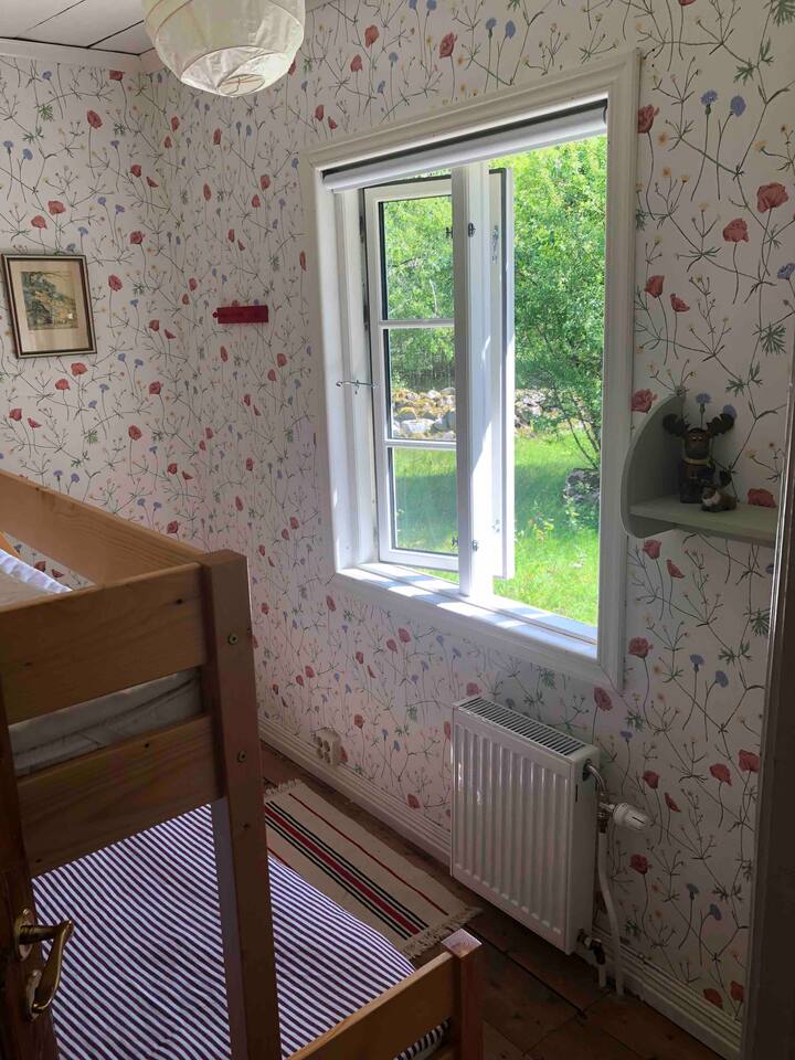 Dy krevate në dhomën e vogël.