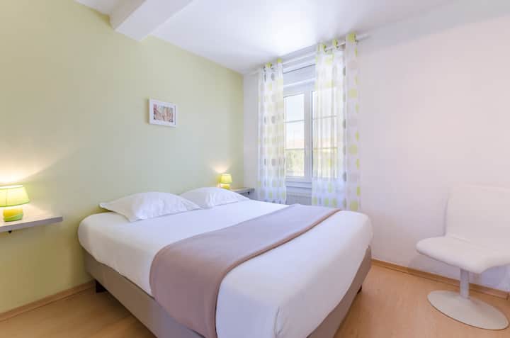 Зелена спалня на приземния етаж с голяма съблекалня с огледални плъзгащи се врати