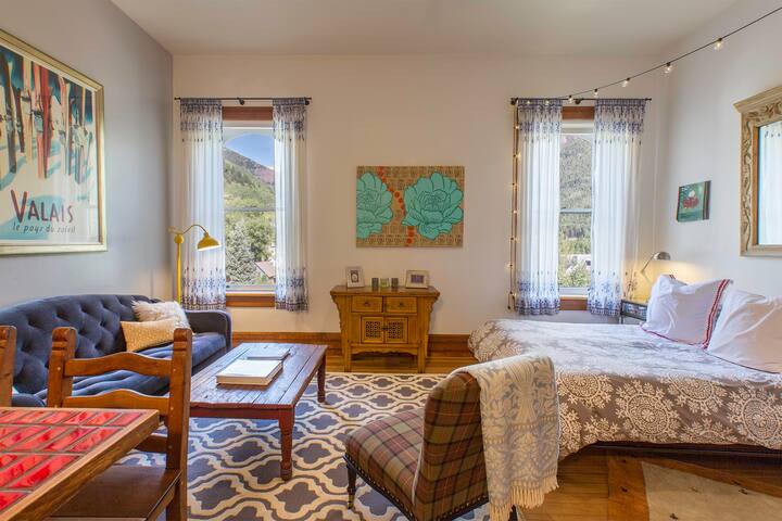 View-tiful and Bright Historic Telluride Studio
