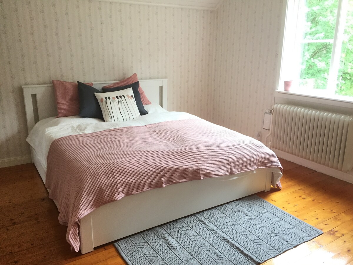 Spavaća soba s bračnim krevetom na katu