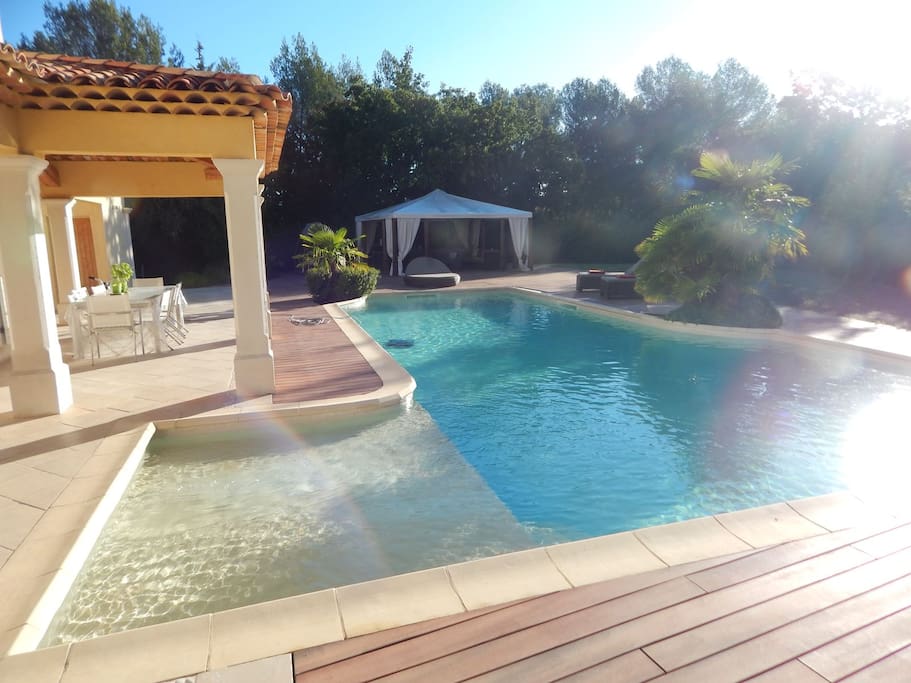 Piscine et terrasse pool house