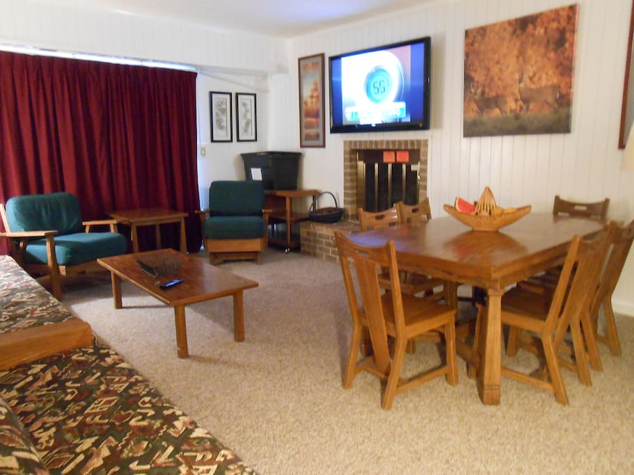 Living room w/flat screen tv