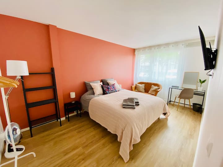 Prolonga tu noche frente a Netflix, cómodamente instalado en la cama queen (160 x 200) frente al televisor 4K en la habitación Terracotta