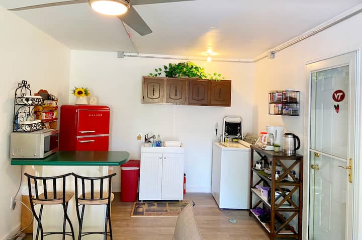 A Comfortable & Safe Home, Walking Distance To Vt! - Blacksburg, VA