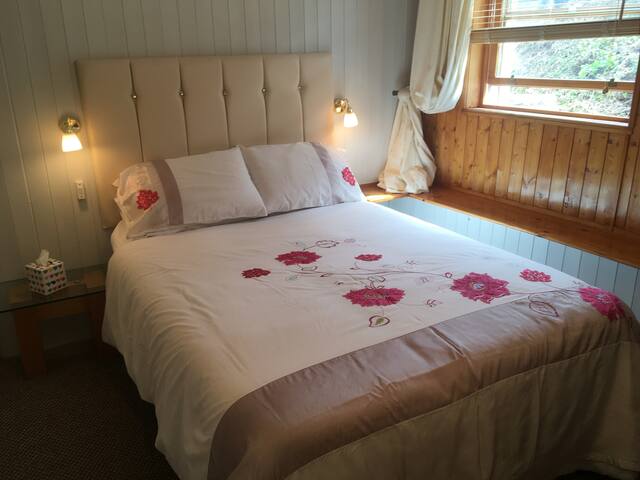 No. 6 - Elegant en-suite double - with breakfast !