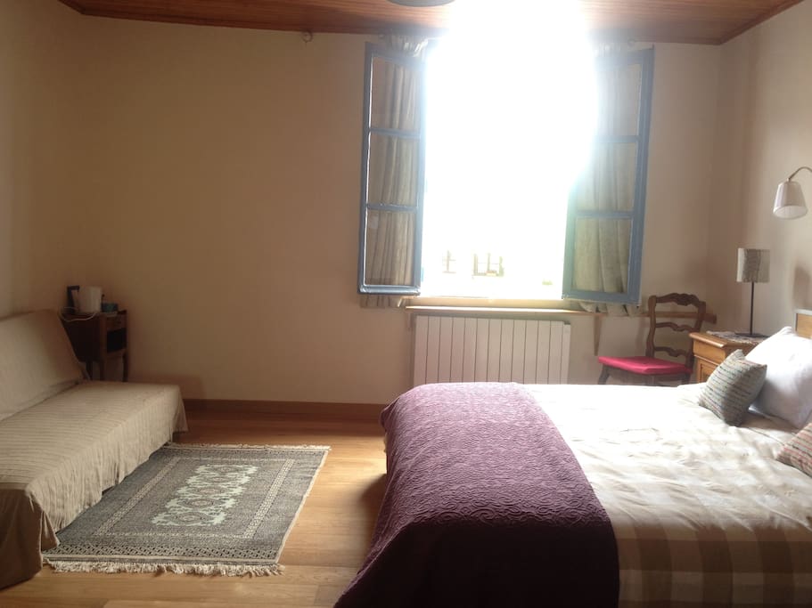 Bedroom 'Le Faubourg' with double bed and sofa bed