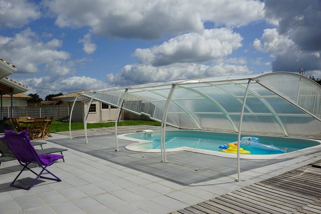 Piscine couverte et sécurisée.
L'abri permet de maintenir l'eau à une température agréable et protège du vent.