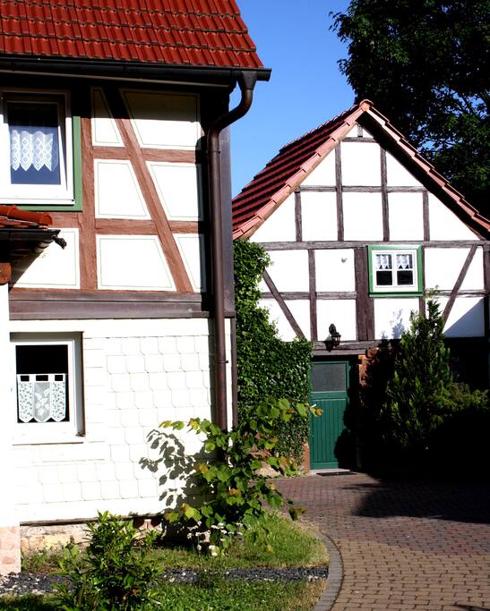 Außenansicht mit Nebengebäude