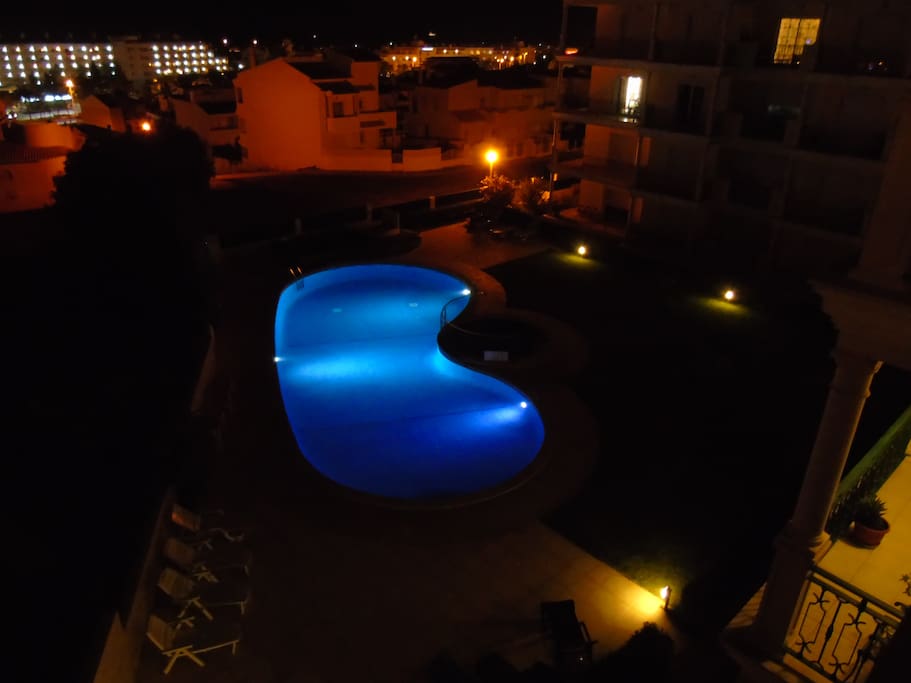 Vista nocturna piscina / Pool by night