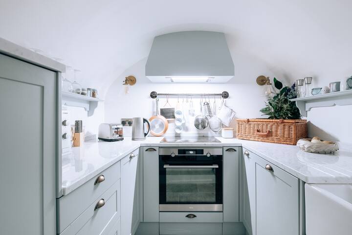 Amazing 2 Bed Apartment, Moments From Hyde Park! gallery image 4