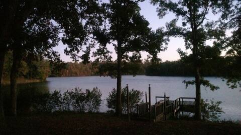 Relaxing Lakefront Cozy Chalet, Dock & Jacuzzi