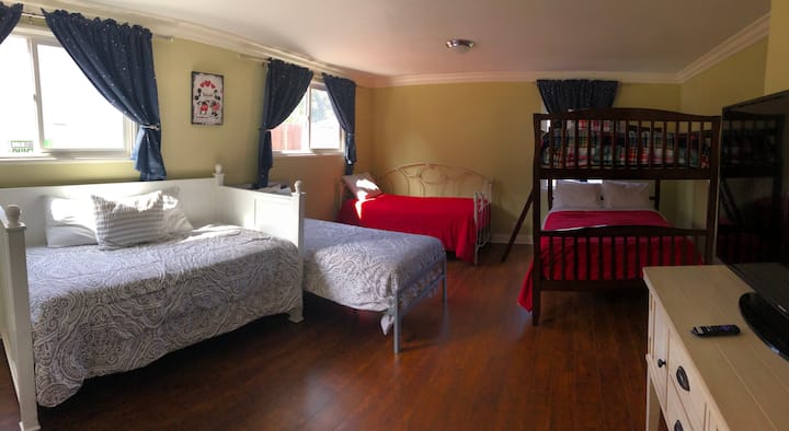 宽敞的第3间卧室，配备1张全双层床、2张双人床和1张双人沙发床，还有一张拉出式双人床。 共有5张床。 还有一台平板电视，配备Roku Stick，可免费收看Netflix、Hulu、迪士尼+和ESPN+！