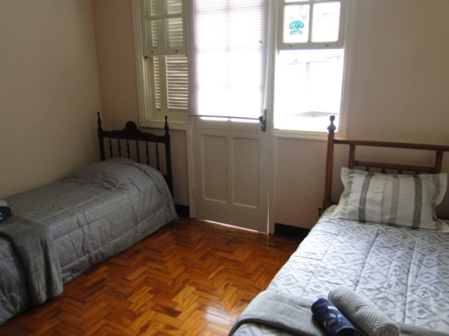 QUARTO COM 2 CAMAS DE SOLTEIRO
