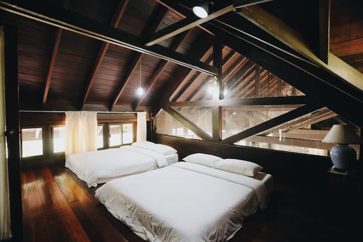 Bedroom 4 (attic)