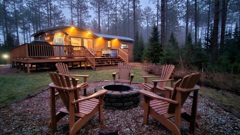The Cozy Bear w/ Hot Tub overlooking Mtn views!