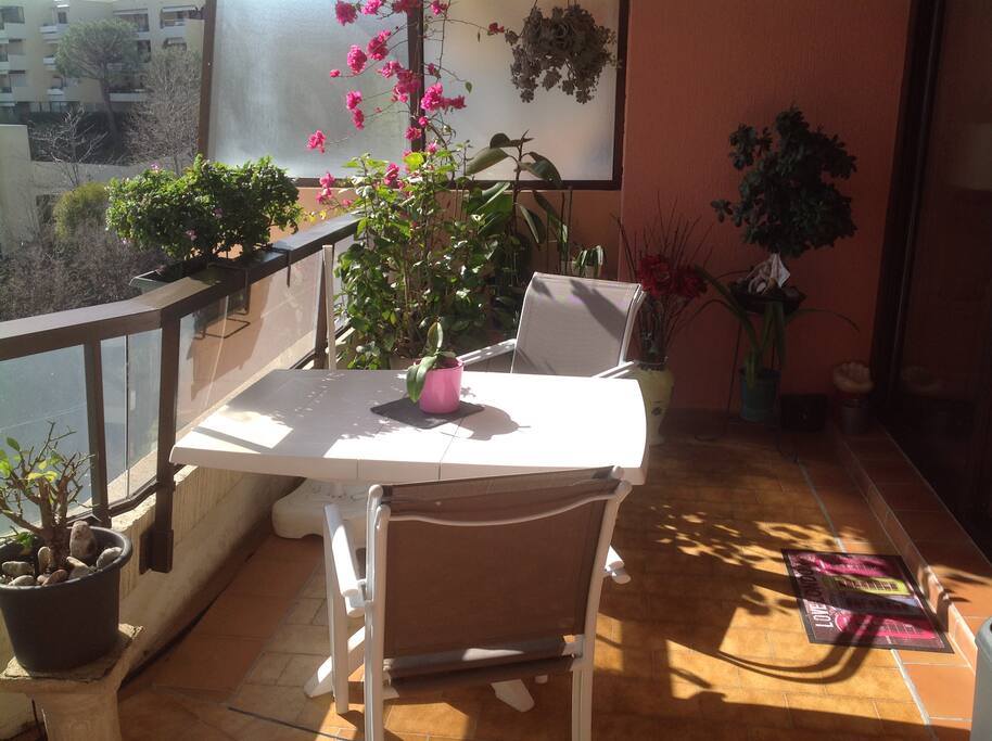 Terrasse aménagée plein sud avec vue sur la mer