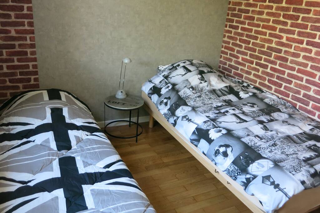 We can accomodate 2 in this single bedroom.