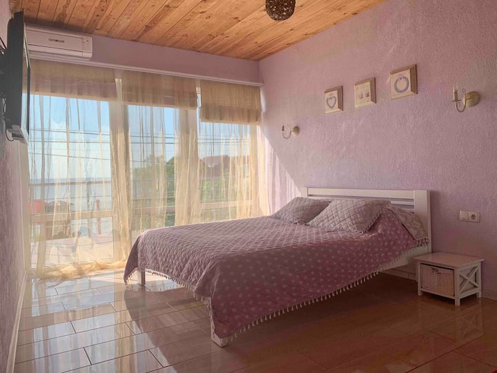 соба бр. 1 Спална соба бр. 1 со поглед на устието. Собата има голем двоен кревет и кауч на склопување. Има клима уред, телевизор.