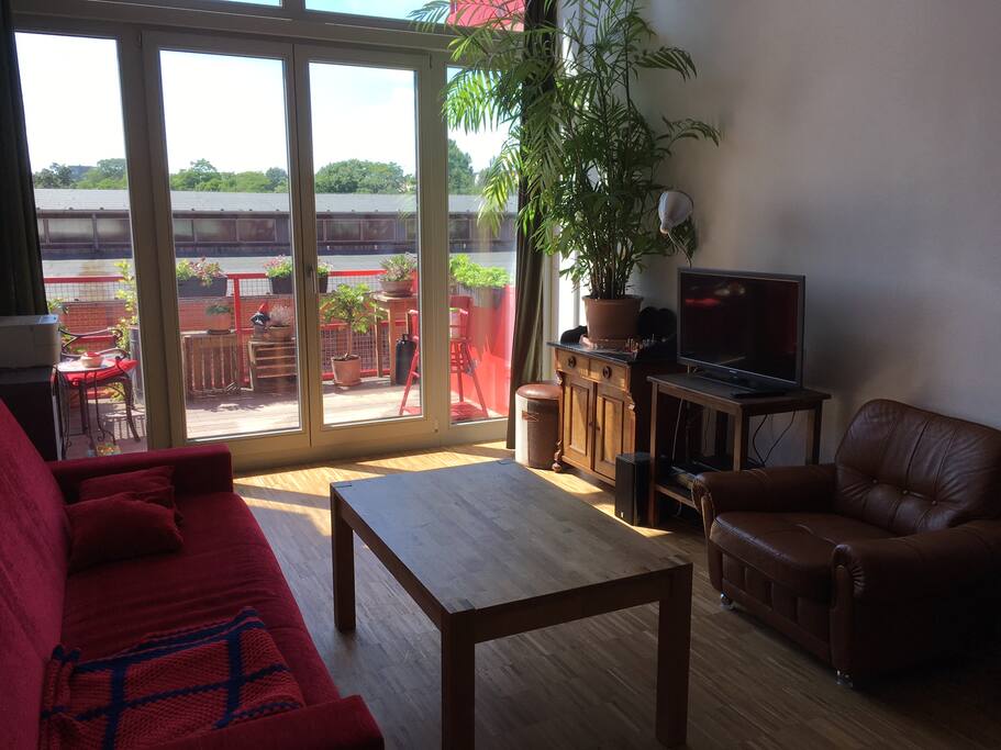 Wohnzimmer mit Westbalkon und 4,5 Meter hoher Decke