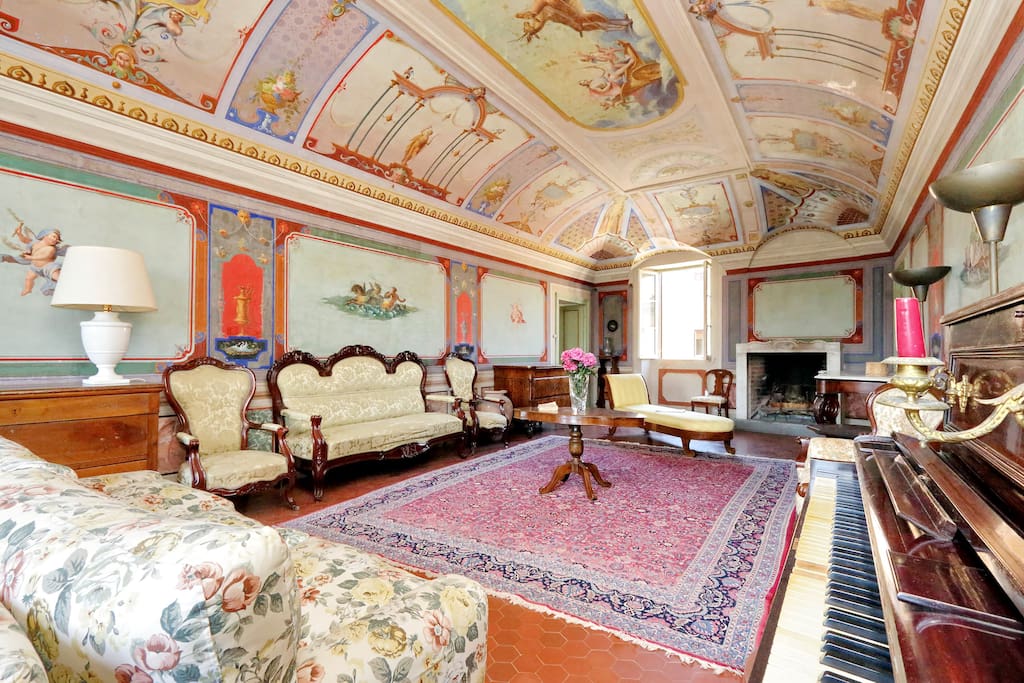 il salone affrescato/the frescoed living room
