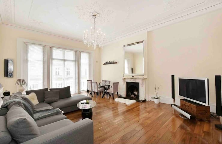 Stunning Grand 2 bed, 2 bath apartment#
