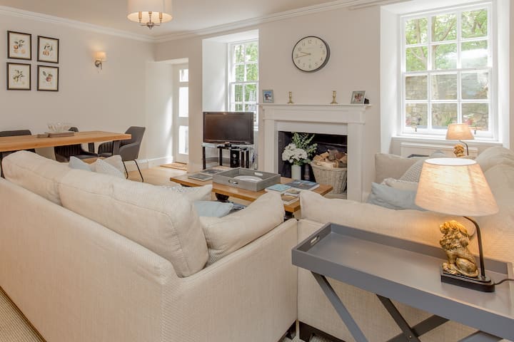 Calton Hill – Private entrance with outdoor space