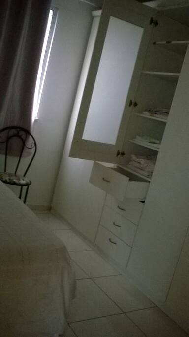 Quarto.
Cama. Casal. Guarda. Roupa!!