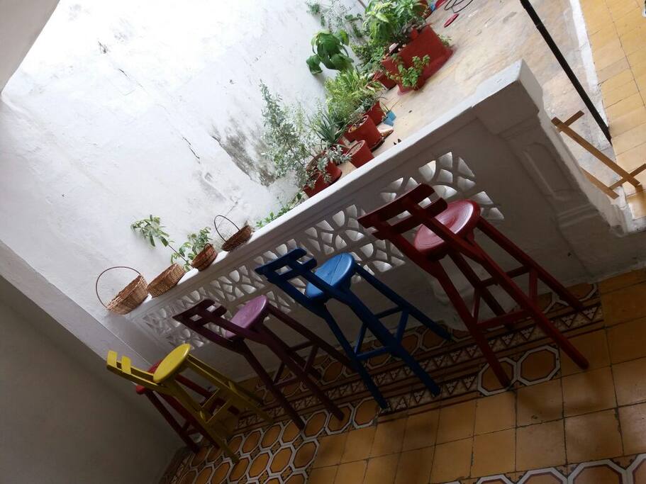 Sala principal con vista al patio